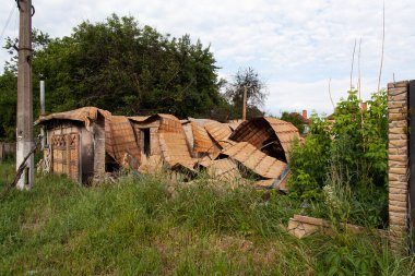 Savaş sonucunda Bucha kasabasındaki binanın ön cephesi hasar gördü.