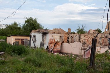 Savaş sonucunda Bucha kasabasındaki binanın ön cephesi hasar gördü.