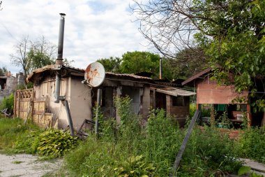 Savaş sonucunda Bucha kasabasındaki binanın ön cephesi hasar gördü.