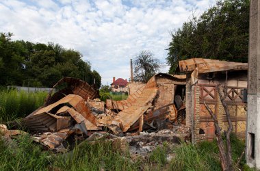 Savaş sonucunda Bucha kasabasındaki binanın ön cephesi hasar gördü.