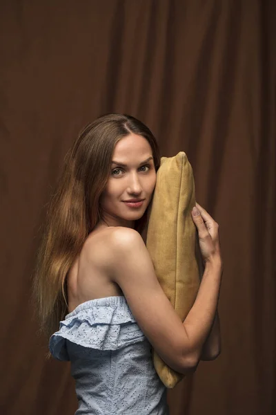 Young Beautiful Woman Pillow Posing Studio — Stockfoto