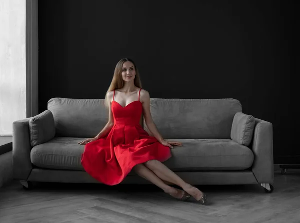 Mujer Joven Vestido Rojo Posando Estudio —  Fotos de Stock