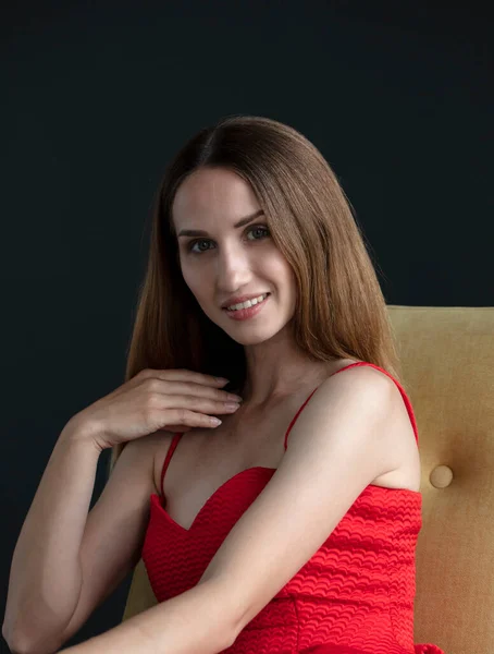 Jovem Mulher Vestido Vermelho Posando Estúdio — Fotografia de Stock