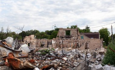 Savaş sonucunda Bucha kasabasındaki binanın ön cephesi hasar gördü.