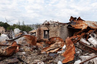 Savaş sonucunda Bucha kasabasındaki binanın ön cephesi hasar gördü.