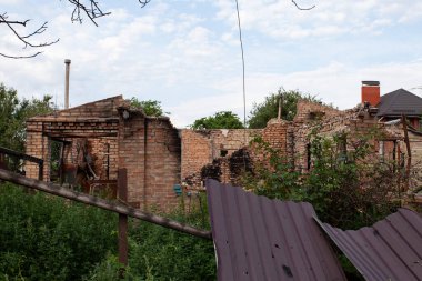 Savaş sonucunda Bucha kasabasındaki binanın ön cephesi hasar gördü.