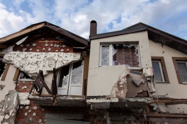 Savaş sonucunda Bucha kasabasındaki binanın ön cephesi hasar gördü.