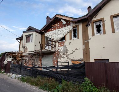 Savaş sonucunda Bucha kasabasındaki binanın ön cephesi hasar gördü.