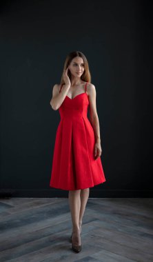 Koyu arkaplanda güzel bir genç kadının portresi