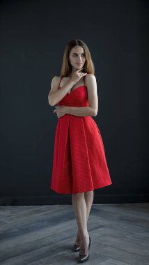 Kırmızı elbiseli güzel bir kadın.