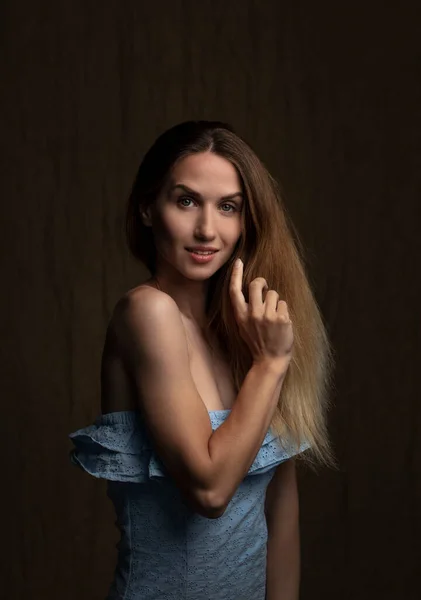 Hermosa Joven Con Pelo Largo Vestido Sobre Fondo Oscuro — Foto de Stock