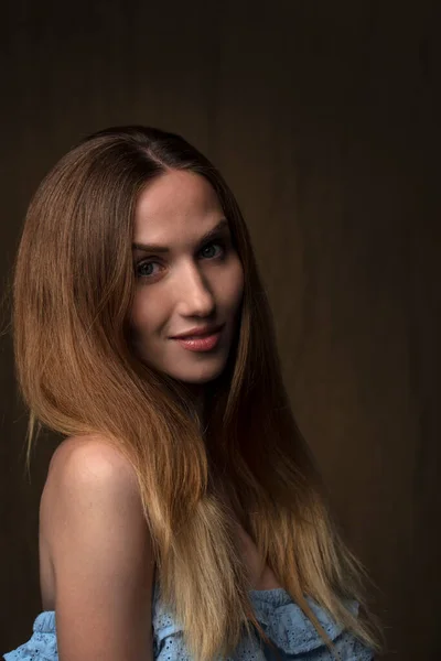 Retrato Uma Bela Jovem Com Cabelo Comprido — Fotografia de Stock