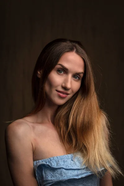 Belle Jeune Femme Aux Cheveux Longs Robe — Photo