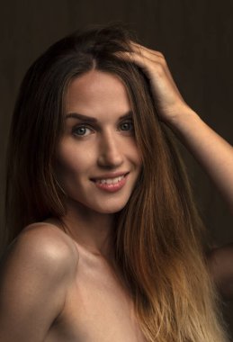 Güzel beyaz kadın poz veriyor.