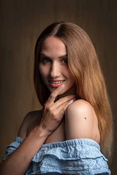 Schöne Kaukasische Junge Frau Posiert — Stockfoto