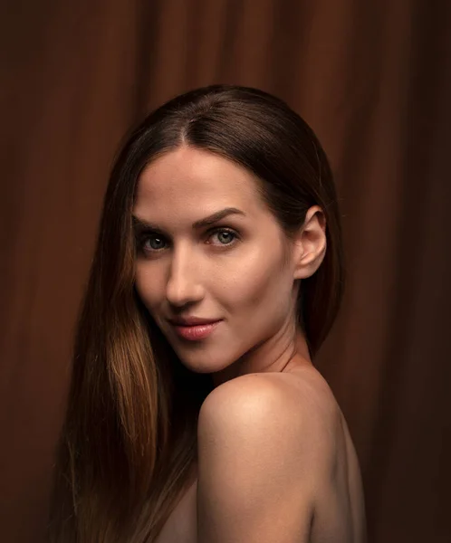 Vacker Kaukasisk Ung Kvinna Poserar — Stockfoto