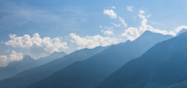 Puslu bir günde mavi parçalı bulutlu gökyüzü