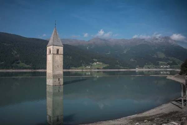 Zabytkowa Wieża Kościelna Wodzie Graun Włochy Południowy Tyrol Reschensee Lago — Zdjęcie stockowe