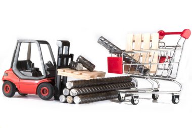 Küçük oyuncak forklift ve inşaat çeliği olan alışveriş arabası.