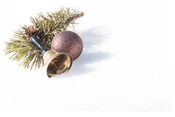 Зеленая Ветка Хвойных Деревьев Рождественским Колокольчиком Шаром Белого Природного Снега — стоковое фото