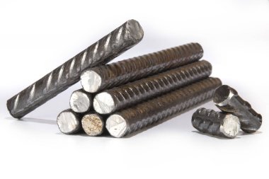 Beyaz arkaplanda izole edilmiş inşaat çeliği yığınları ve parçaları