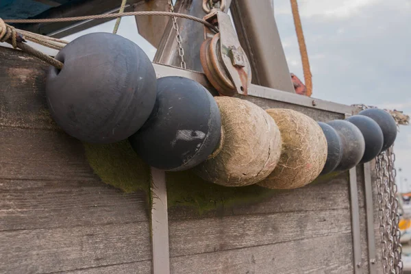 フェンダーとして丸いブイと船のラム保護 — ストック写真