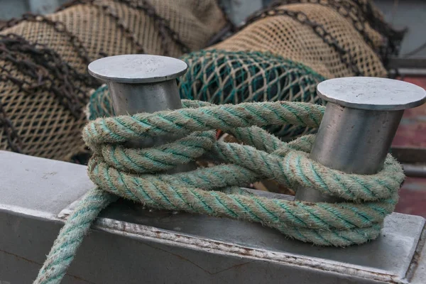 Bollard Navio Com Cordas Verdes Claras Para Quais Barco Amarrado — Fotografia de Stock