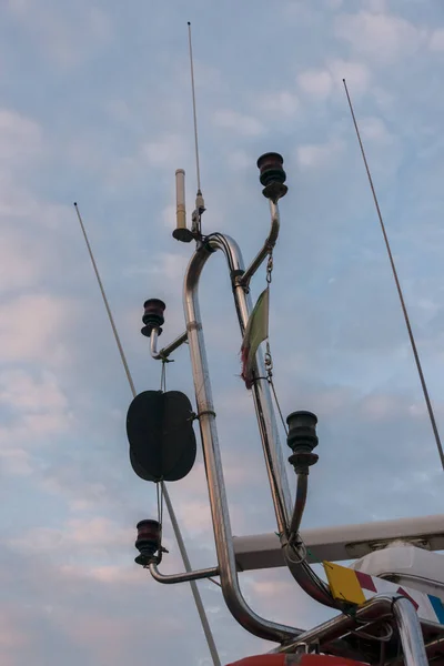 港内の漁船のアンテナ及び位置灯 — ストック写真