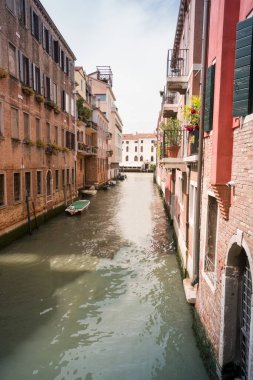 Dar kanalı ve Venedik 'in merkezinde tekneleri olan tipik şehir manzarası.