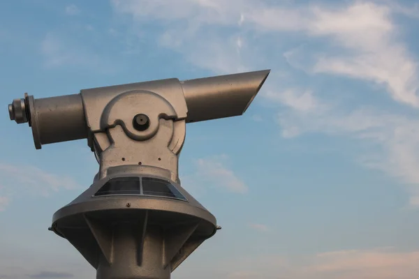 青い部分曇りの空に対する金属コイン望遠鏡の閉鎖 — ストック写真