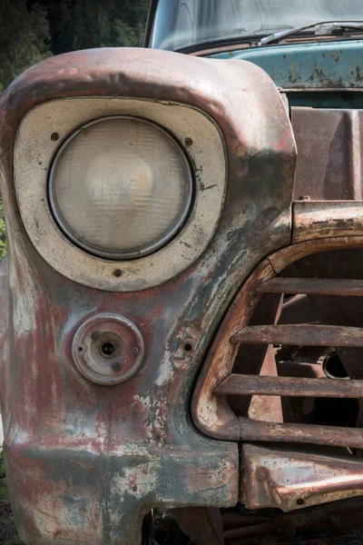 Частичный Вид Спереди Старой Ржавой Американской Машины Фарой Грилем — стоковое фото