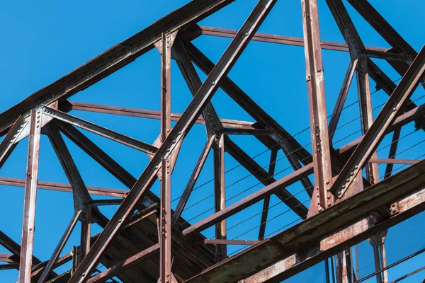 青い空に対する古い錆びた産業用ヘビーデューティーガントリークレーンの閉鎖 — ストック写真