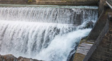 Güney Tyrol 'da şelalenin başlangıcı. Güç üretimi için duvarların üzerinden su yığınları dökülüyor.