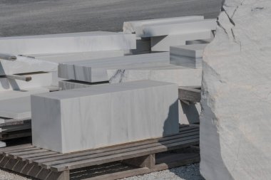 Endüstriyel kesim beyaz mermer levhalar ve taş ocağından sonraki doğal mermeri bloklar