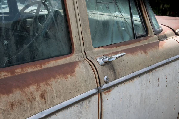 Частичный Вид Правой Стороны Старой Ржавой Американской Машины Боковыми Окнами — стоковое фото