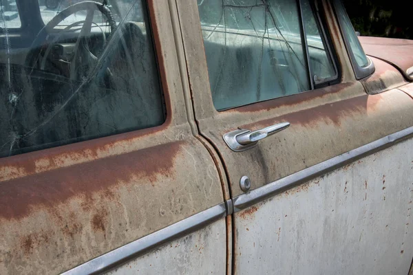 Vista Parcial Del Lado Derecho Viejo Coche Americano Oxidado Con —  Fotos de Stock