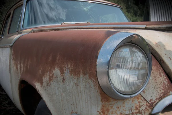 Частичный Вид Спереди Справа Старой Ржавой Американской Машины Фарой — стоковое фото
