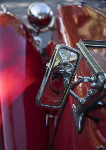 クロムの多くと古典的な赤いスポーツカーのリアビューミラーの閉鎖 — ストック写真