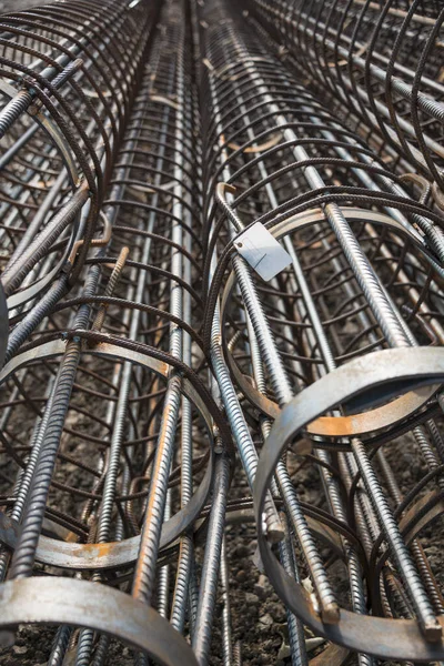 콘크리트 기둥을 세우기 바구니에 철근으로 밀착되어 구조적 강철판 — 스톡 사진