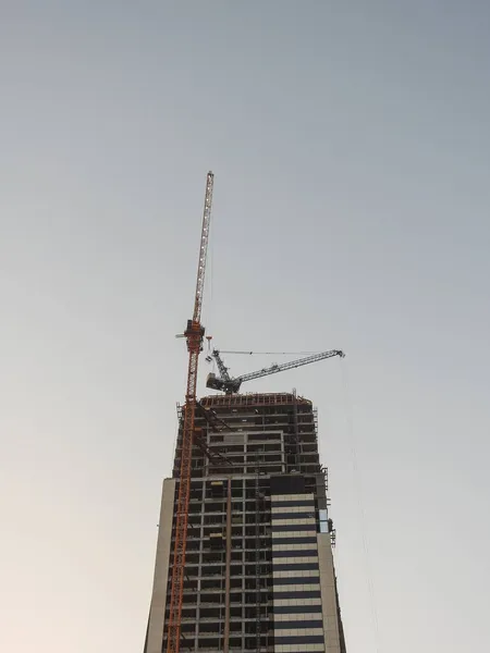 Construcción Rascacielos Dubai Con Dos Grúas Construcción Contra Cielo Abierto — Foto de Stock