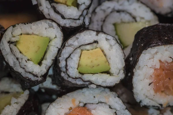 Cierre Rollos Sushi Con Pepino Arroz Salmón Capas Uno Encima —  Fotos de Stock