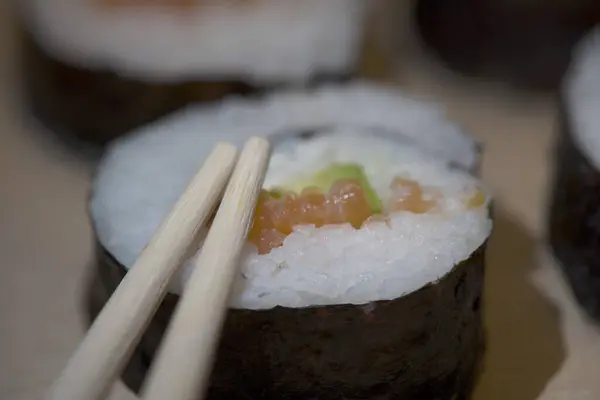 Zbliżenie Bułek Sushi Ogórkiem Ryżowym Łososiem Obok Pałeczek — Zdjęcie stockowe