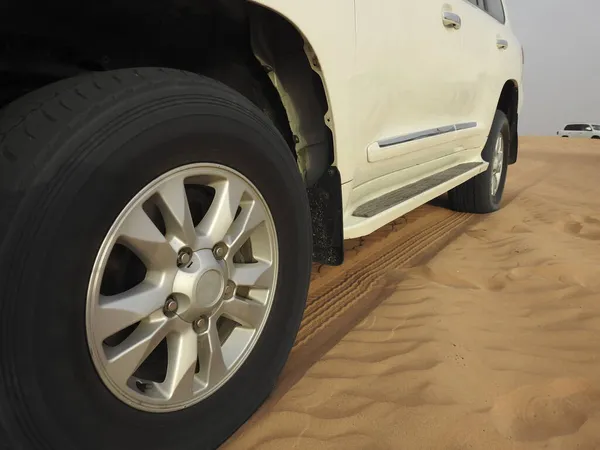 Veículo Road Branco Com Marcas Pneus Areia Deserto Início Passeio — Fotografia de Stock