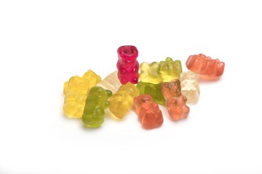 Beyaz arka planda izole edilmiş farklı renklerde bir grup ayıcığın yakın çekimi.