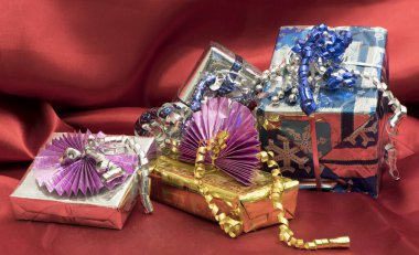 Mor kırmızı bir kumaş üzerinde sanatsal hediyeler sunuluyor.