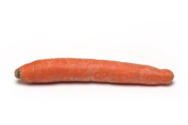 Olgun turuncu bir havuç beyaz arka planda izole edilmiş.