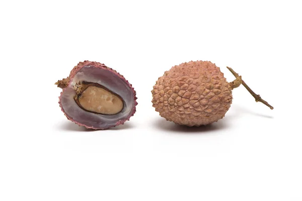 Litchi Maturo Accanto Litchi Tagliato Metà Mostrando Interno Isolato Sfondo — Foto Stock