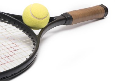 Kahverengi deri saplı siyah tenis raketi ve beyaz arka planda izole edilmiş sarı tenis topu.