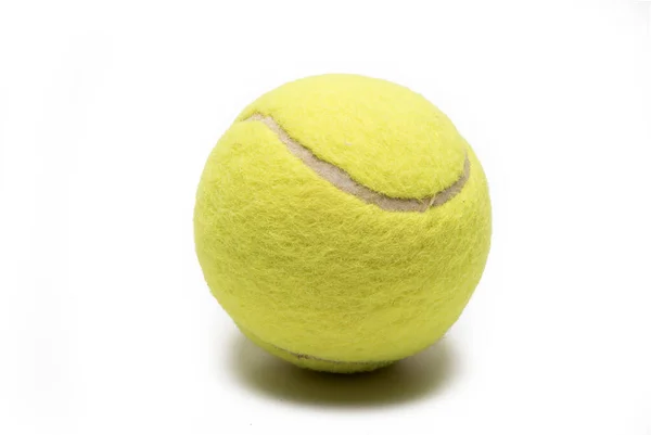 Beyaz arka planda izole edilmiş sarı tenis topunu kapat