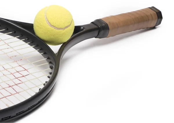 Kahverengi deri saplı siyah tenis raketi ve beyaz arka planda izole edilmiş sarı tenis topu.